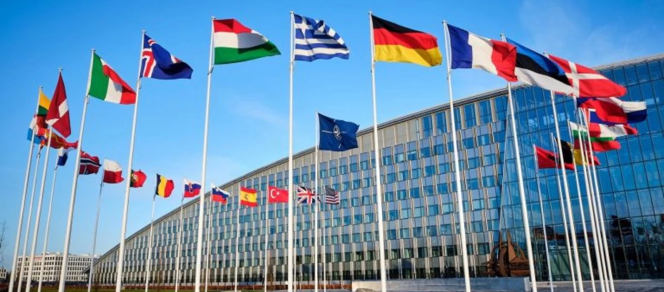 ΝΑΤΟ: Μεσίστιες οι σημαίες των 30 συμμάχων στις Βρυξέλλες μετά την τρομοκρατική επίθεση στη Καμπούλ